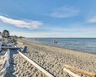 Sequim Escape w/ Gas Grill & Deck, Walk to Beach! - Sequim - Playa