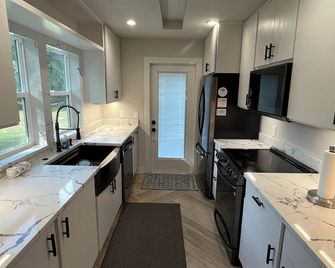 Cozy, newly remodeled bungalow - Bowling Green - Kitchen