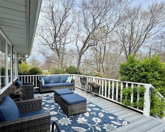 Cozy beach hose minutes from Hamptons - Calverton - Balcón