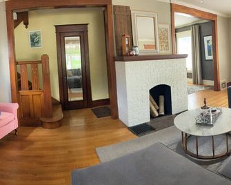 Historic Home - 15 Minutes From Nd/Smc - Mishawaka - Living room