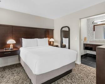 Hotel Near Van Nuys Golf Course! Pets Welcome, Outdoor Pool, Shuttle Service! - Los Angeles - Bedroom