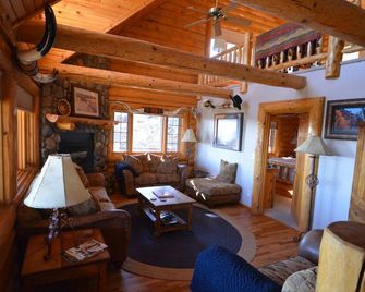 Lone Pine Lodge - Prescott - Living room