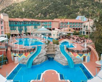 利基亞自由飯店 - 僅供成人入住 - 厄呂代尼茲 - 游泳池