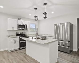 Brand New Apartment The Holton #2 in Big Stone Gap near Lonesome Pine Hospital - Big Stone Gap - Kitchen