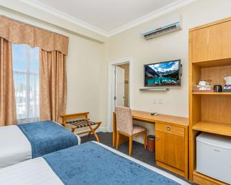 Days Hotel & Suites Hamilton - Hamilton - Bedroom