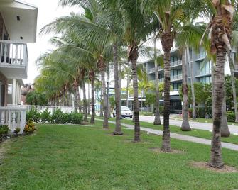 Cozy Beach Apartment In The Heart Of Key Biscayne - Key Biscayne - Vista del exterior