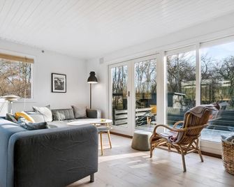 Lovely Summer House With Bornholm Atmosphere - Akirkeby - Living room