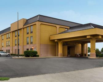 Quality Inn - Cleveland - Building