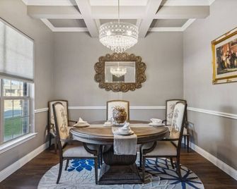 5 Bedroom Home + Pool + Media Room+ Grill! - Rockwall - Dining room