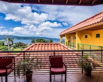 Altamont West Hotel - מונטגו ביי - מרפסת