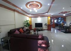 Home Away From Home!, Villa Loromar Unit 2, Cordova Cebu Philippines! - Cordova - Sala de estar