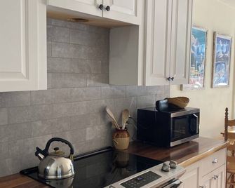 Custom built 2-bedroom cabin on 3 acres. Two miles to Ludlow town center. - Ludlow - Kitchen