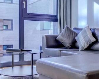 Finzels Reach - One Bedroom Deluxe - Bristol - Living room