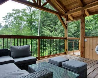 Private 3.5Acres Family Cottage- 2hr from TO- HotTub- Sauna- Shallow entrance - Bracebridge - Balcony