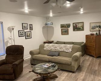 Quiet weekend getaway - In the middle of Lake Erie Wine Country - Westfield - Living room