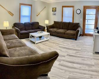 Quaint 2br Lake Cottage 1 Minute Walk To Jet Express And Restaurants - Port Clinton - Living room