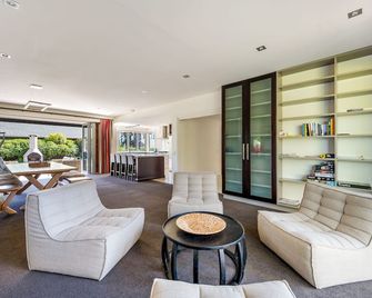 Large Luxury Lakefront Home. - Wanaka - Lounge