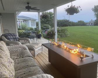 5 + Bdrm Home Minutes to Downtown Burlington and UVM Campus - South Burlington - Patio