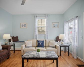 Beautiful Downtown Apartment on Thames Street, Walk to Everything - Sleeps 6 - Newport - Living room