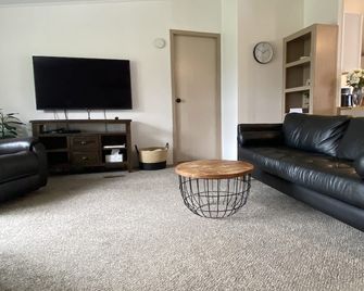 Super Clean, Cozy 3 Bedroom 2 Bath, Sleeps 6 close to Hereth Park - Lewiston - Wohnzimmer