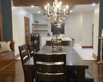 Historic 1919 Craftsman Home on Washington Street! - Chillicothe - Їдальня