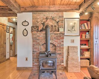 Timeless Red Sox Retreat w/ Scenic Mountain Views! - Putney