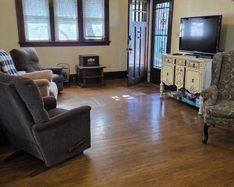 Spacious 5-bedroom house in marvelous Miles City with WiFi, AC - Miles City - Wohnzimmer