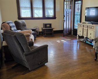 Spacious 5-bedroom house in marvelous Miles City with WiFi, AC - Miles City - Huiskamer