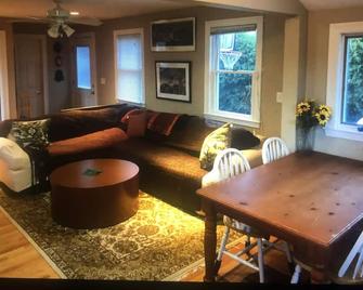Entire near Boston Cottage House: MBTA, T, all major roads, parking - Melrose - Living room