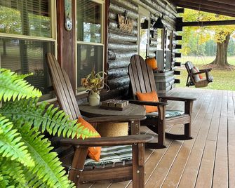 Sonshine Cabin is your own private park. With wildlife or a hike to the creek. - Madison - Terasa