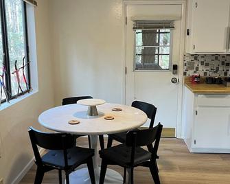 Escape to a world of Komfort in our Kozy 2 Bedroom 1 Bathroom Kabin - Strawberry - Comedor
