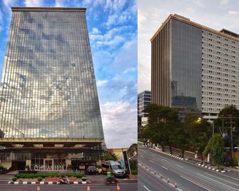 Louis Kienne Hotel Pandanaran - Semarang - Gebouw