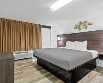 Quality Inn & Suites at Tropicana Field - St. Petersburg - Kamar Tidur