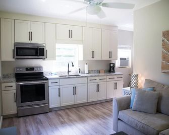 The Cottage on Park 2 miles from Wrightsville Beach - Wilmington - Kitchen