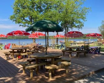 Camping Le Lac O Fées - Priziac - Patio