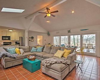 Lake Lanier Home w/ Dock, Boat Parking, & Grill! - Gainesville - Living room