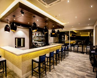 Hampton by Hilton Santa Cruz/Equipetrol, Bolivia - סנטה קרוס - בר