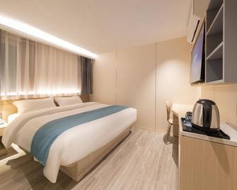 V8 Hotel Xi Cun Branch - Guangzhou - Bedroom