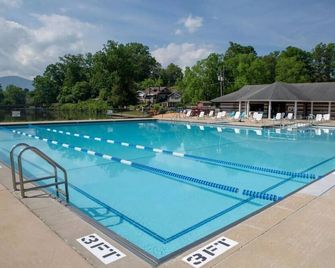 Lake Life Upper Apt-1 min walk to Lk J Assembly-10 min to Waynesville & BR Pkwy - Lake Junaluska - Pool