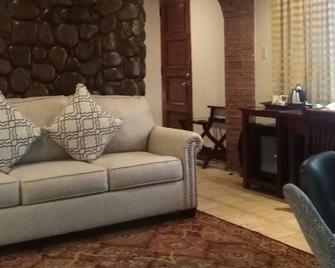 Log Cabin Hotel - Safari Lodge Baguio - Baguio - Living room