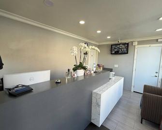 Fireside Inn By The Beach Boardwalk & Bowling - Santa Cruz - Front desk