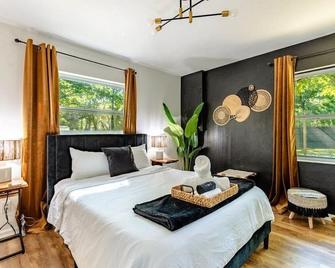 Romantic Getaway, Huge Yard, Bbq, Fire-Pit, Devils Den & Rainbow Springs - Williston - Bedroom