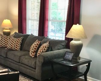 Trendy, cozy and casual 2 bedroom brick with garage - Orangeburg - Olohuone