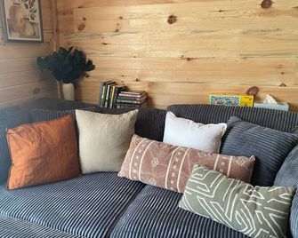 Eleanor - 2 bdr Cabin Duplex unit-River-SUPS, Kayaks, & Sauna! Pet friendly! - Amery - Living room