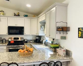Country escape just minutes from city & tourist spots - Exeter - Kitchen