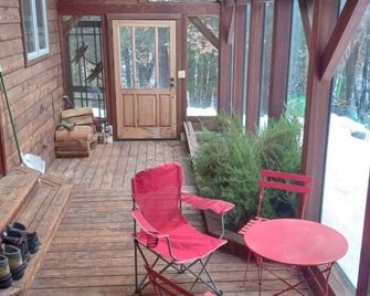 Cozy cabin in the forest. 5 miles out of town. - Quincy - Patio