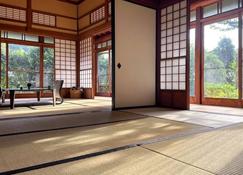 Exp. Co-Onsen - Atami - Living room