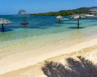 Las Palmas Beach Hotel - Coxen Hole