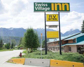 Swiss Village Inn - Golden - Rakennus