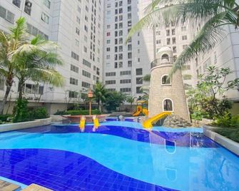 Comfy Warm Tone 1Br At Apartment Bassura City - Jakarta - Pool